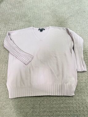 Women’s V-Neck Lightweight Sweater in Pale Lilac